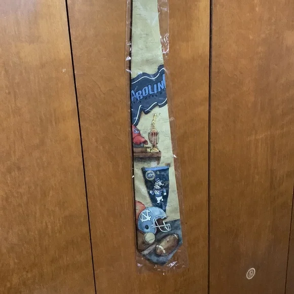 🦅 EAGLES WINGS 🦅 NORTH CAROLINA MAN’S TIE 🆕🩵 - Picture 8 of 9